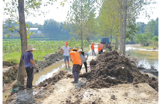 曾都区何店镇公路管理站组织养护工修复水毁公路