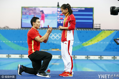 双喜临门！秦凯颁奖礼上求婚跳水亚军的何姿  六年长跑终于修成正果