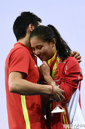 双喜临门！秦凯颁奖礼上求婚跳水亚军的何姿  六年长跑终于修成正果