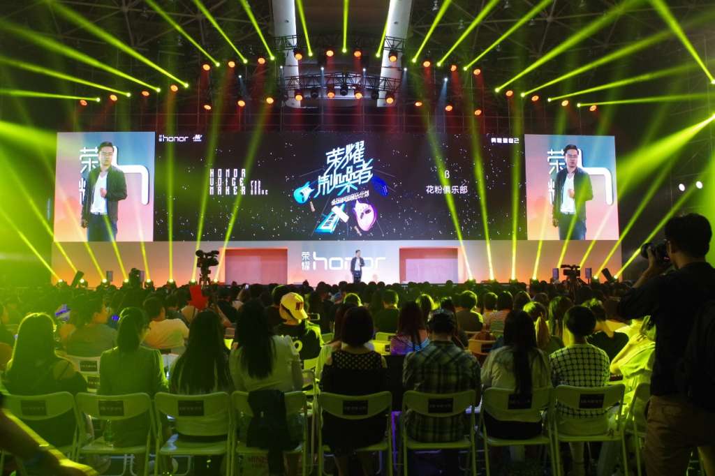 吴亦凡现身荣耀极光派对开启宿舍音乐会 - 经济