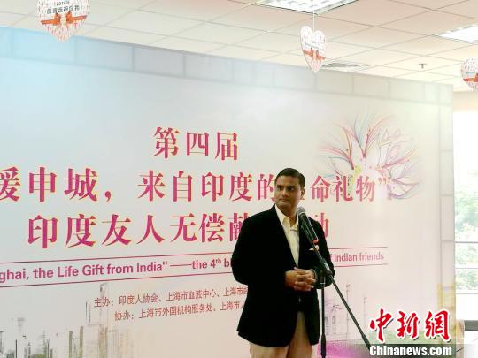 103位印度友人们今天在印度驻沪总领事古光明的带领下，来到上海市血液中心。他们捐献了146人份热血。　陈静 摄
