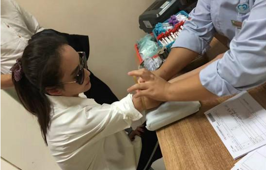 杜若溪片场病倒不耐高温水 带墨镜穿黑衣躺病