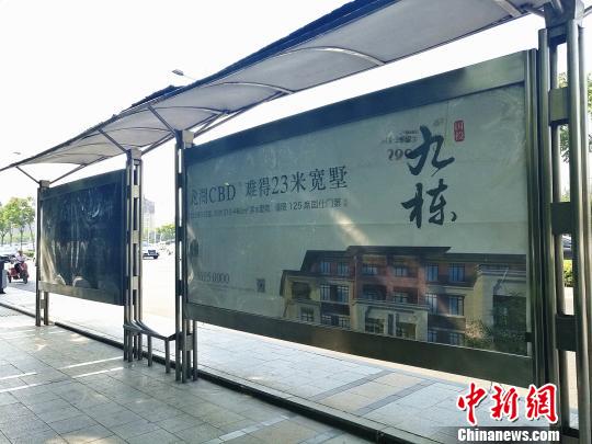 郑州东区“国投九栋”项目在街面的广告宣称“滨水墅院，国仕门第”，同样涉嫌违规销售被通报。　董飞 摄