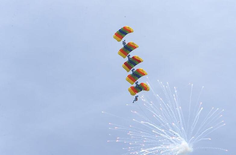 朝鲜航空展 跳伞选手在空中点燃焰火
