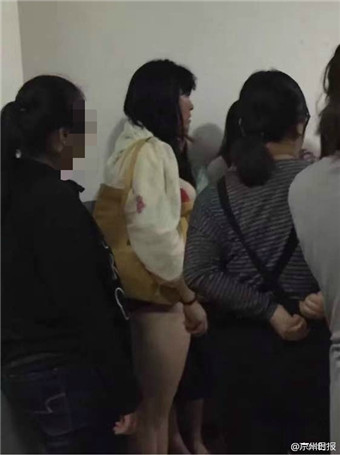 变态男戴假发穿女内衣潜入