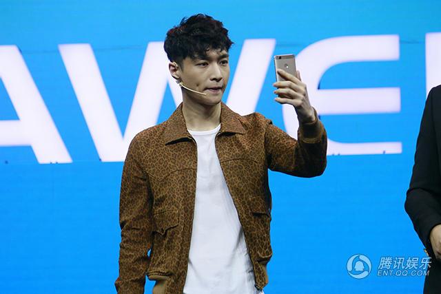 張藝興回應累暈是事多忘了睡覺 關曉彤暗示渴望談戀愛