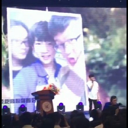 TFBOYS王源為母校南開中學獻歌視頻 王源《最美的時光》歌詞分享