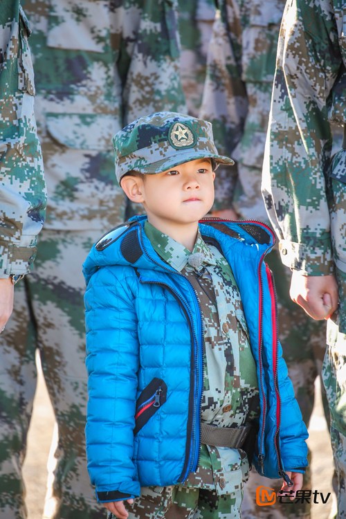 爸爸4第二期上演萌版真正男子漢 安吉軍裝LOOK中氣質爆表