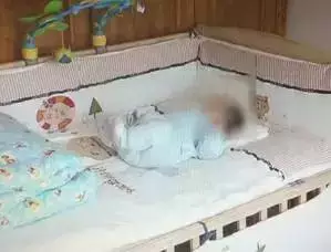 男嬰連睡34小時不哭鬧，卻在保姆箱發現這種藥瓶