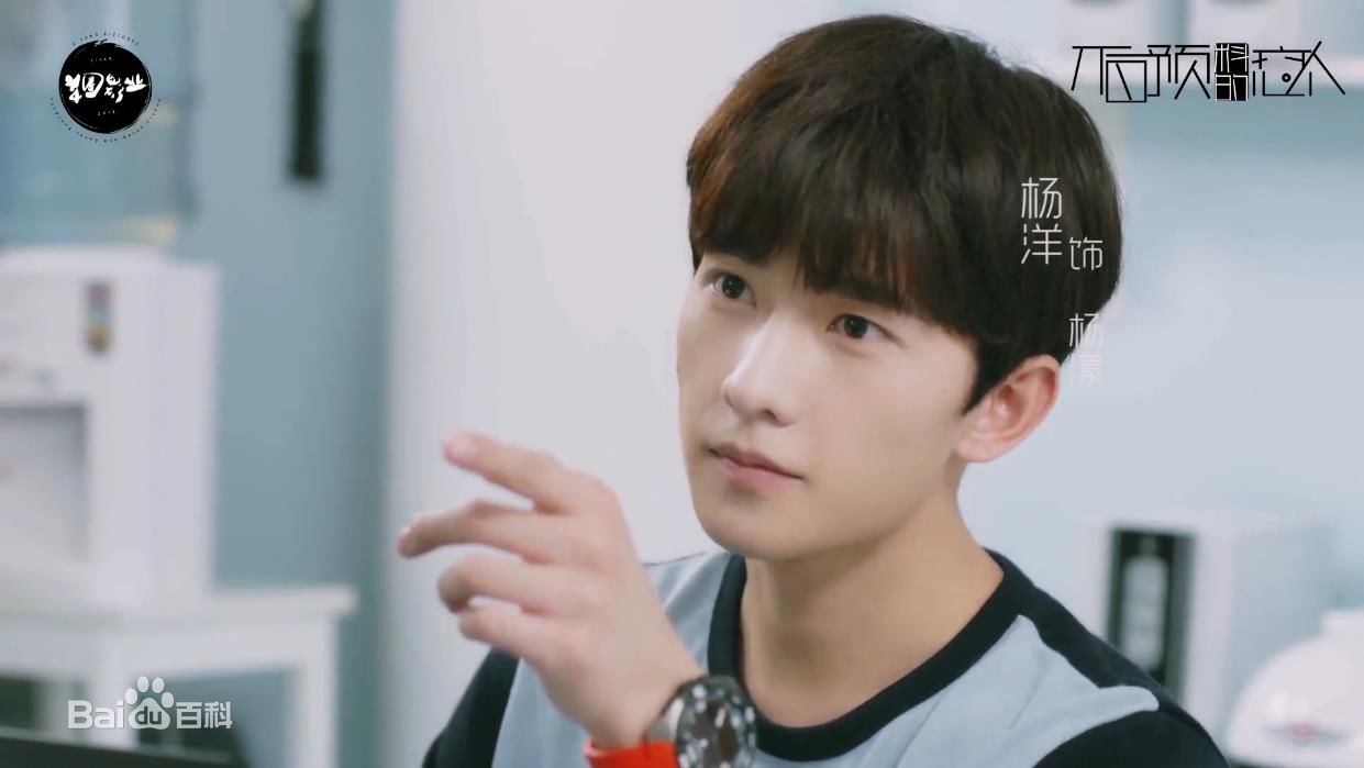 不可预料的恋人演员表 杨漾 演员 杨洋 明星,人气小生,绯闻绝缘体 何时雨(少年) 演员 谭松韵 何时雨(成年) 演员 赵丽颖 素人女生,杨漾高中同学,时尚编辑部秘书团实习生 林向哲 演员 林更新 杨漾表哥,杨漾经纪公司入股人 颜心娜 演员 林珍娜 演员、歌手,人气小花旦,杨漾新戏女主角 秦凯 演员 张赫 杨漾经纪人 雅君 演员 石安妮 何时雨高中同学兼好友 杜若 演员 晁然 何时雨高中校花