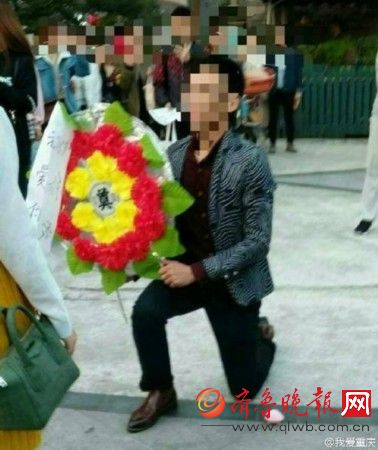 男子拿花圈求婚 女孩一臉懵逼 十分生氣的走了!（圖）