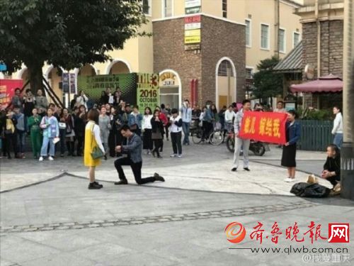 男子拿花圈求婚 女孩一臉懵逼 十分生氣的走了!（圖）
