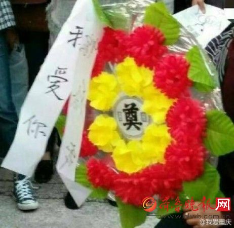 男子拿花圈求婚 女孩一臉懵逼 十分生氣的走了!（圖）