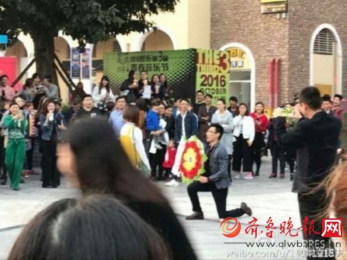 男子拿花圈求婚 女孩一臉懵逼 十分生氣的走了!（圖）