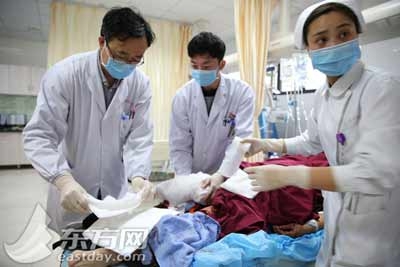 上海高速多車(chē)追尾 45歲車(chē)主為提醒他人被撞致截肢 事故造成4人死亡40人受傷