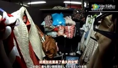 日本女孩住網(wǎng)吧兩年半：一家三口租不起房 住網(wǎng)吧一月租金3733元