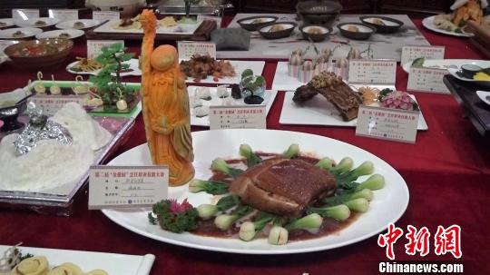 徽菜美食文化旅游节7日在安徽绩溪举行，现场展示了各式各样的徽菜。　刘鸿鹤 摄