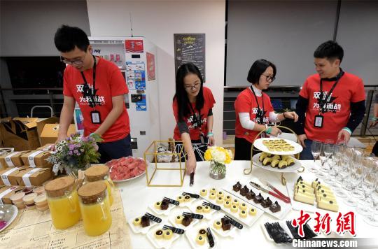 图为太平鸟的“双十一作战中心”配备的食物 王国海 摄