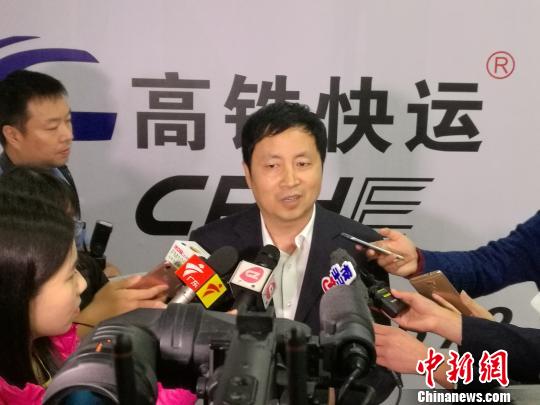 中铁快运广州分公司总经理房凯接受采访。　郭军 摄