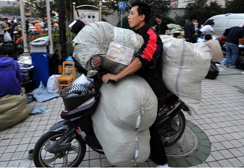 快遞小哥臺階睡著 三點睡覺是常態
