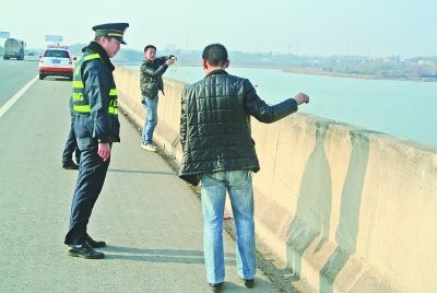 男子高速路上捕魚(yú) 緊急被交警叫停