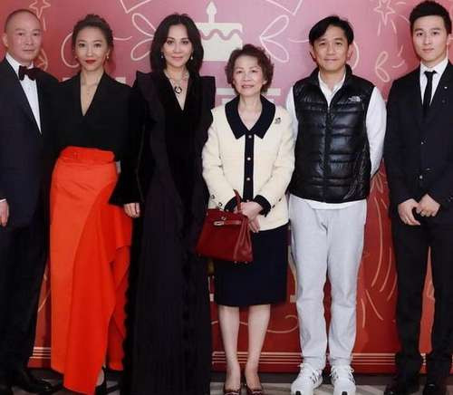 劉嘉玲攬老公合影 梁朝偉竟然撇嘴回應