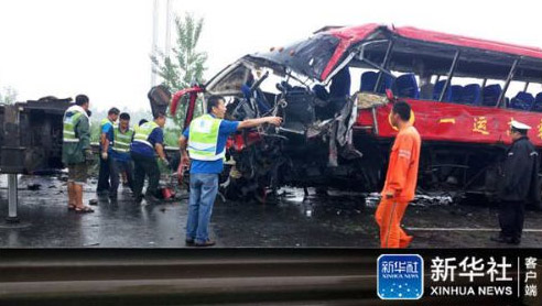 山東客車翻下高速 致使9人死亡27人受傷