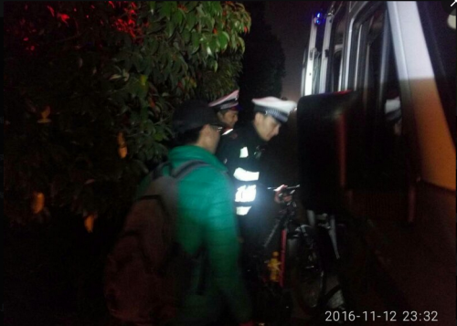 自行車上高速健身 民警及時發現消除隱患