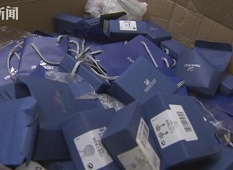 松江警方查獲假冒水晶  近三千件知名品牌遭假冒
