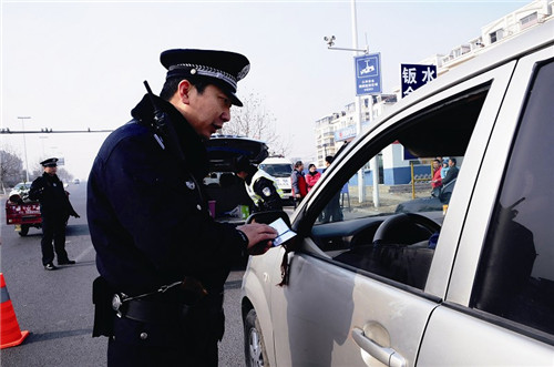 警察抱面條睡著 肚痛難忍去衛生院卻請假稱去拿被子