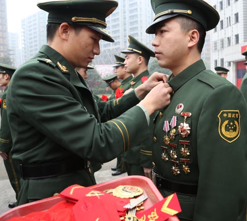 軍官舉行退役儀式 老兵不舍落淚現場感人