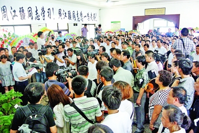 最美富二代周江疆救人獻身 市民街頭送別英雄