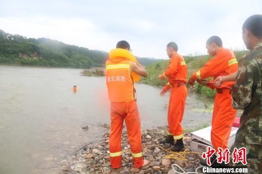 男子釣魚入迷被困洪水 一時疏忽險丟命