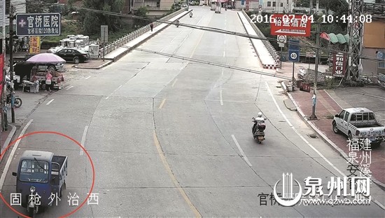 摩托無人駕駛倒車 撞上了車才停下驚呆警察