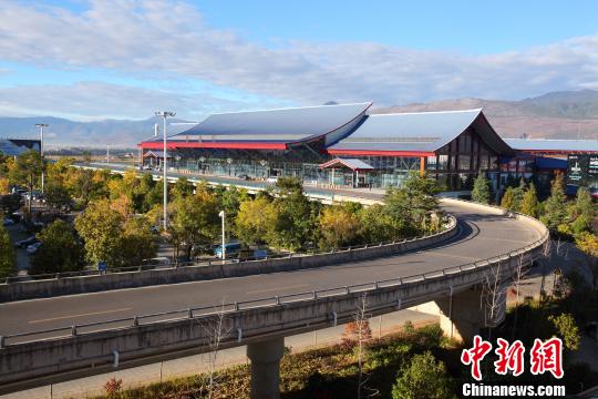 丽江机场2016年预计完成航班起降5.36万架次、旅客吞吐量680万人次。　钟欣 摄