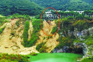 夫妻買別墅裝修變懸崖 因暴雨過后湖景路塌陷