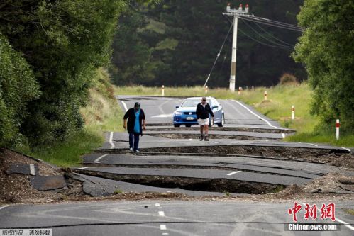 新西兰发生海啸 当地居民紧急撤离