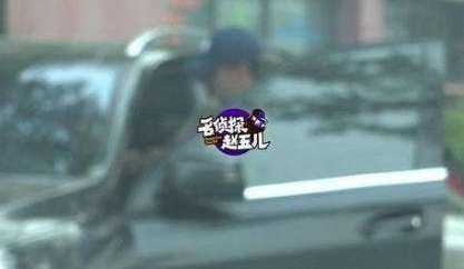 男人上車的照片