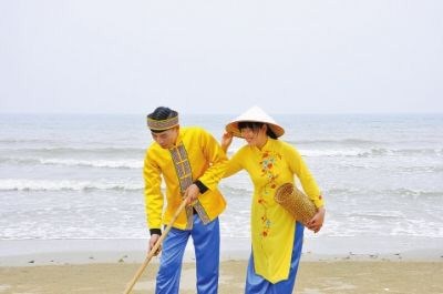 新婚夫婦搭車結婚  雙雙辭職只為拍攝56個民族結婚照