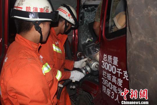 楚大高速6車相撞 現場慘烈兩人當場死亡