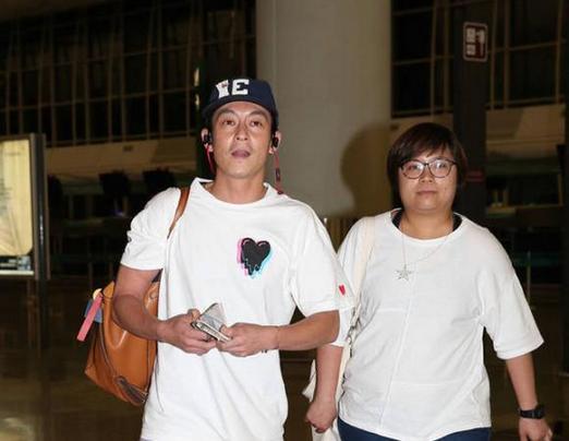 陳冠希裝狗叫 問及女友秦舒培避而不答
