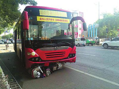 女子被公交卷車(chē)底當(dāng)場(chǎng)死亡 肇事司機(jī)已被警方控制