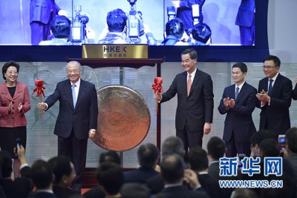 12月5日，香港特区行政长官梁振英和港交所主席周松岗共同为当日首笔交易鸣锣开市。当日，香港交易所举行“深港通”开通仪式，香港特区行政长官梁振英与香港交易所主席周松岗在港交所共同为当日首笔交易鸣锣开市，标志着“深港通”正式启动。新华社发(王申 摄)