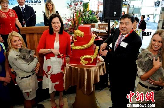 东航股份公司副总经理田留文(右2)在上海至布里斯班首航欢迎仪式上。　钟欣 摄