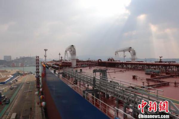 30.8万吨级超大型油轮“远腾湖”轮在辽宁大连命名交付