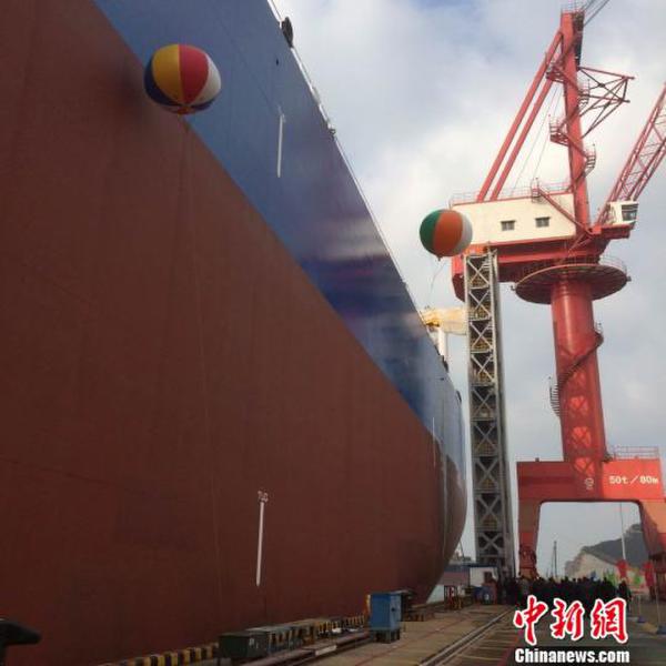 图为吨级超大型油轮“远腾湖”轮。　张政 摄