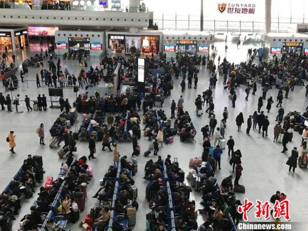 春运期间的杭州火车东站。　施佳秀 摄