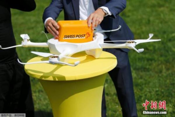 资料图：当地时间2015年7月7日，瑞士邮政试飞“无人机快递”。