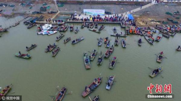 资料图：扬州“杀围”捕鱼，50船齐发场面壮观。 图片来源：视觉中国