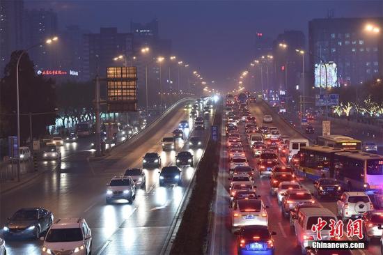 12月15日，北京发布今年首个空气重污染红色预警——今日20时，本市启动空气重污染红色预警。本市提前约30个小时发布红色预警，各相关单位提前做好准备，应对空气重污染。图为12月16日傍晚，北京东三环国贸桥雾霾笼罩。中新网<p  align=